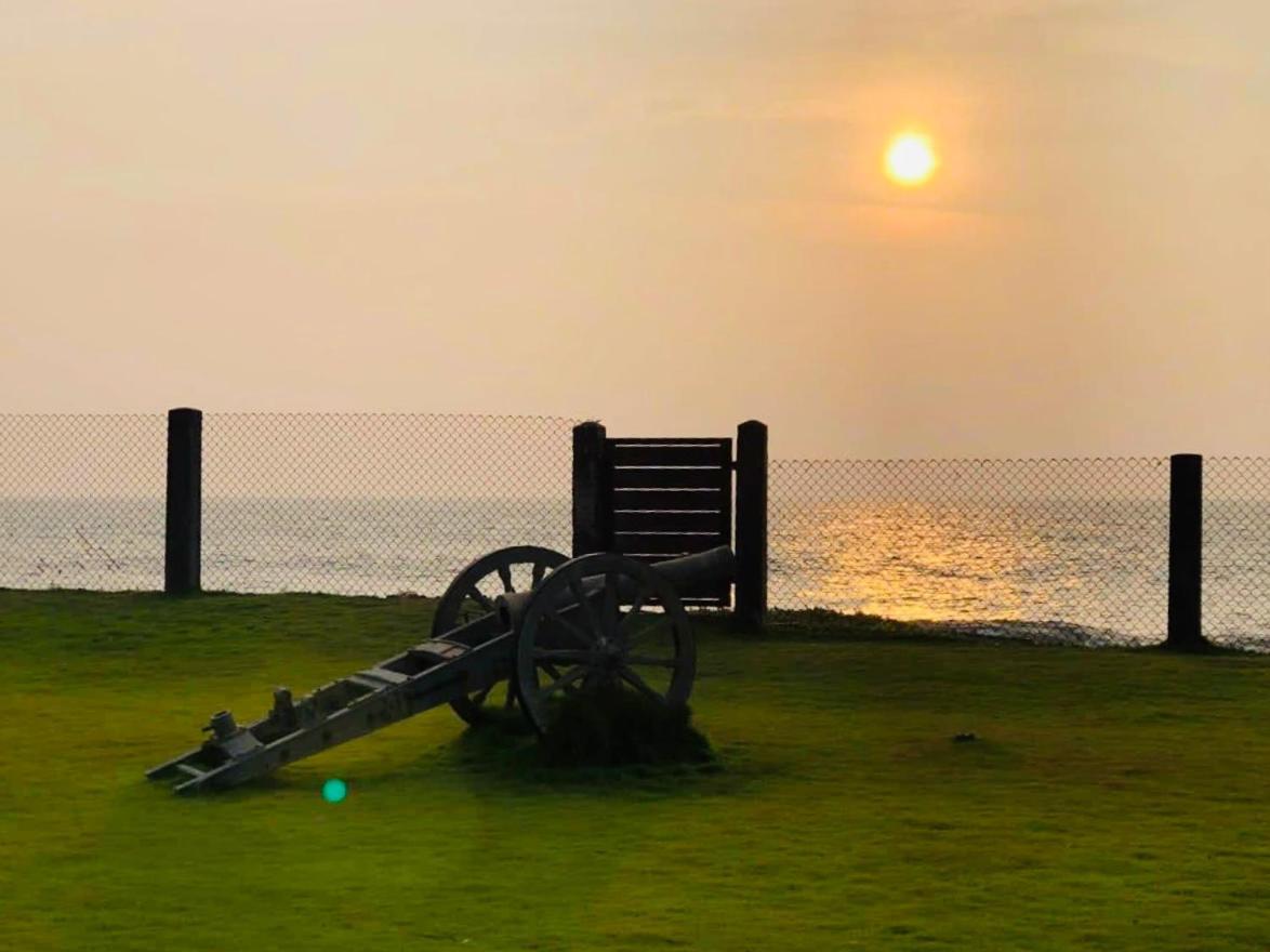 Hotel The Lighthouse Negombo Esterno foto