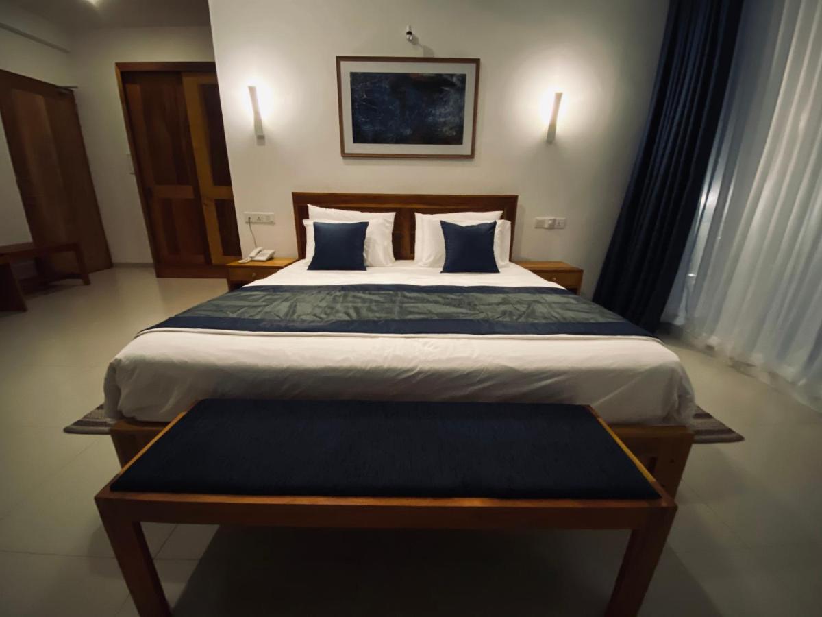 Hotel The Lighthouse Negombo Esterno foto