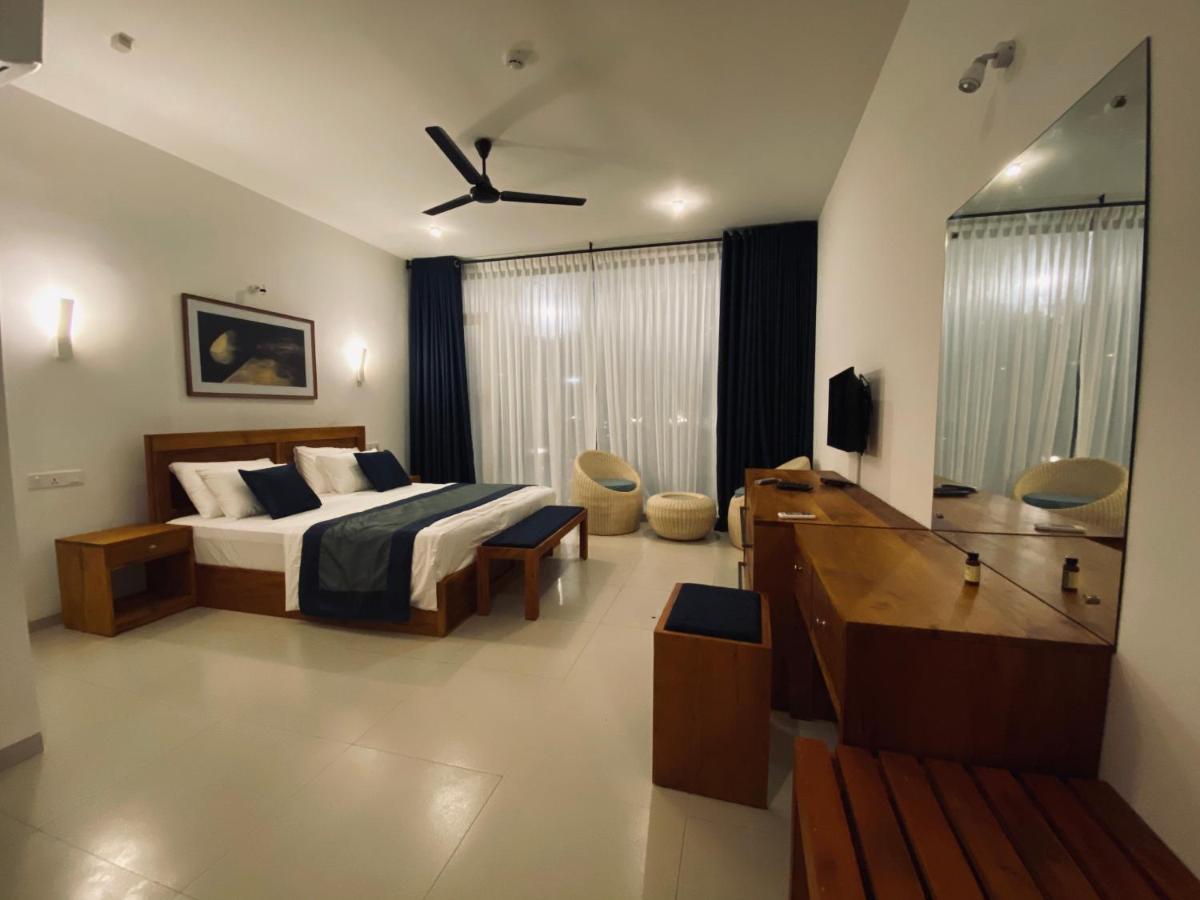 Hotel The Lighthouse Negombo Esterno foto