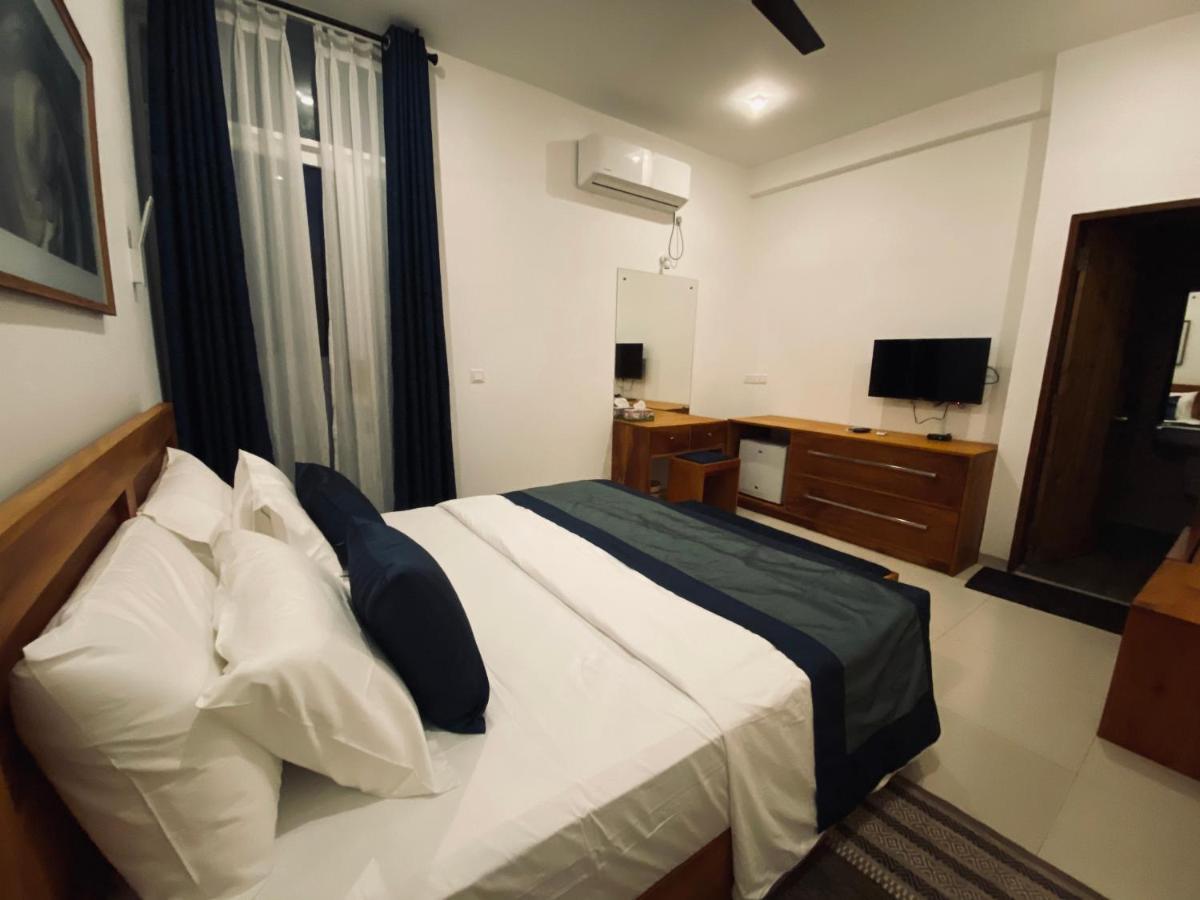 Hotel The Lighthouse Negombo Esterno foto